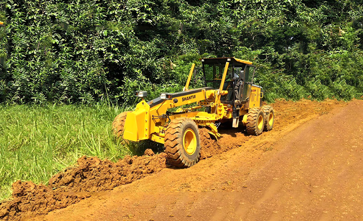 Motoniveladora SG16-3 para construção de estradas em um acampamento de madeireiros no sudeste da Ásia 